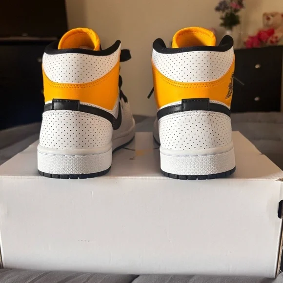 Nike Air Jordan 1 Mid Perforated University Gold - Picture 5 of 9